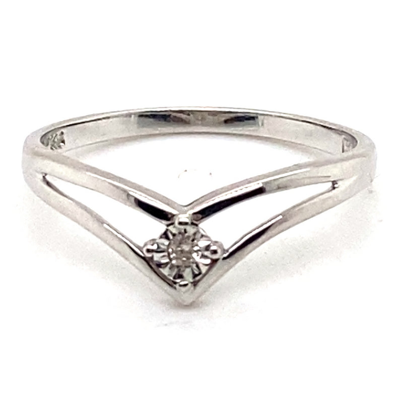9CT WHITE GOLD ILLUSION SET DIAMOND IN THE V SHAPE RING