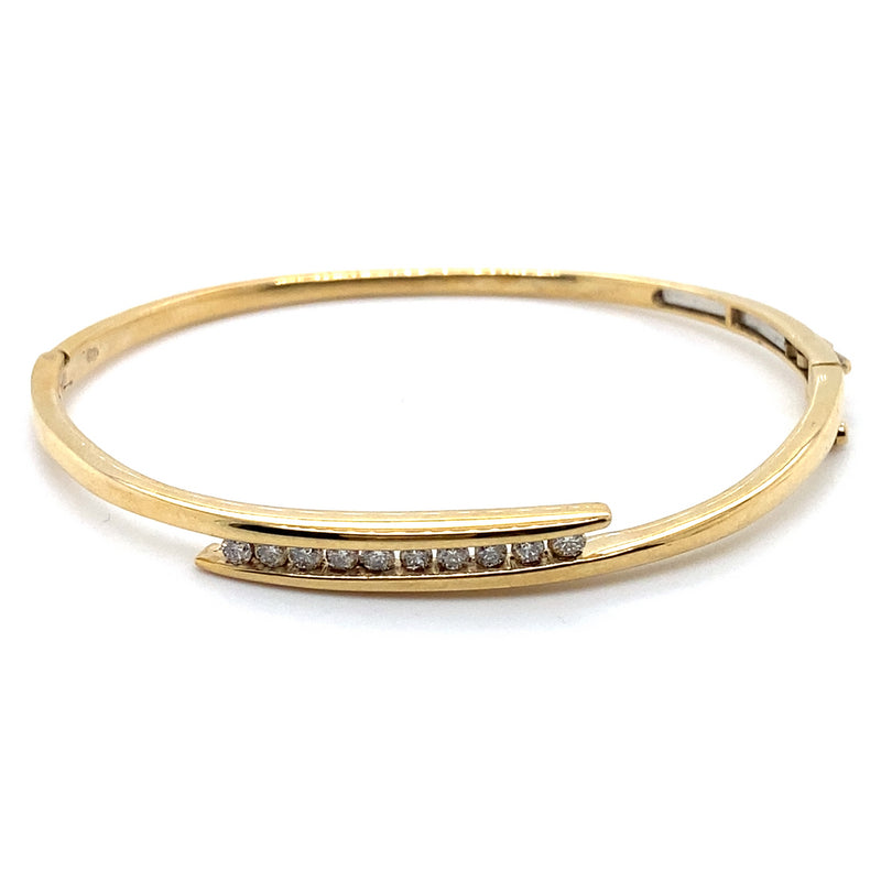 9CT YELLOW GOLD HINGED OVAL CROSS OVER PATTERNED BANGLE VALUED @ $3498