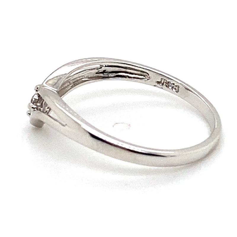 9CT WHITE GOLD ILLUSION SET DIAMOND IN THE V SHAPE RING