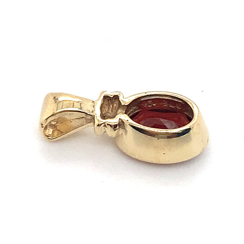 9CT YELLOW GOLD GARNET BEZEL SET IN PENDANT