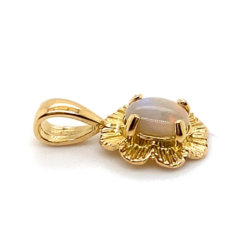 14CT YELLOW GOLD CABOCHON CUT OPAL IN FLOWER SHAPED PENDANT