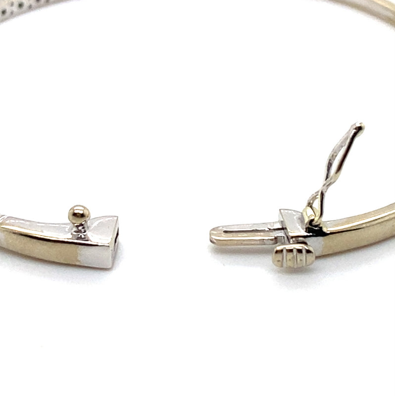 10CT WHITE GOLD DIAMOND OVAL HINGED BANGLE VALUED @ $3799