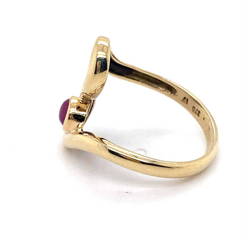 9CT YELLOW GOLD "S" PATTERNED BEZEL SET RUBY DRESS RING VALUED @ $1899