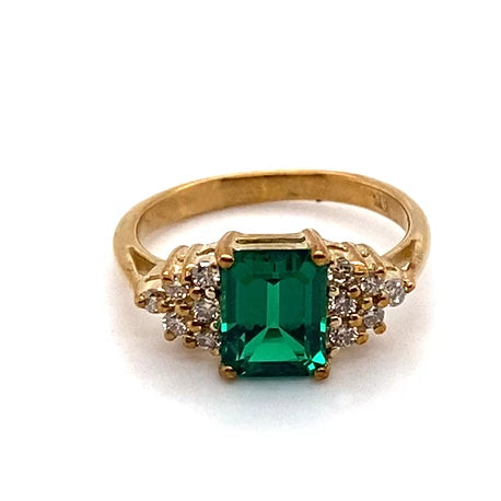 9CT YELLOW GOLD POINTED SHOULDER EMERALD & DIAMOND DRESS RING VALUED @ $1299