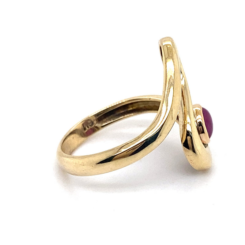 9CT YELLOW GOLD "S" PATTERNED BEZEL SET RUBY DRESS RING VALUED @ $1899