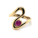 9CT YELLOW GOLD "S" PATTERNED BEZEL SET RUBY DRESS RING VALUED @ $1899