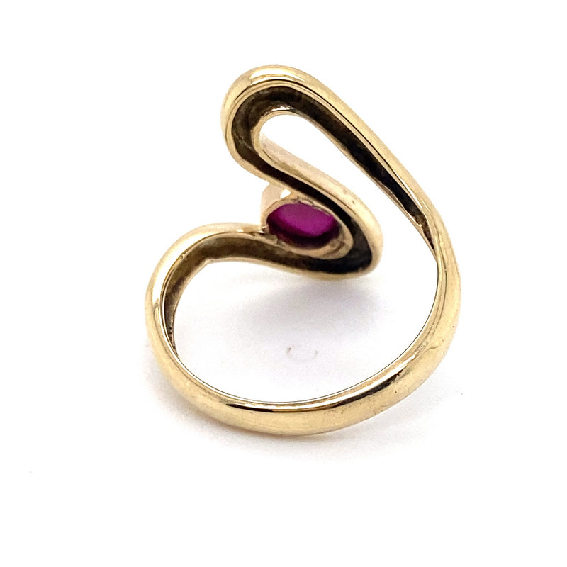 9CT YELLOW GOLD "S" PATTERNED BEZEL SET RUBY DRESS RING VALUED @ $1899