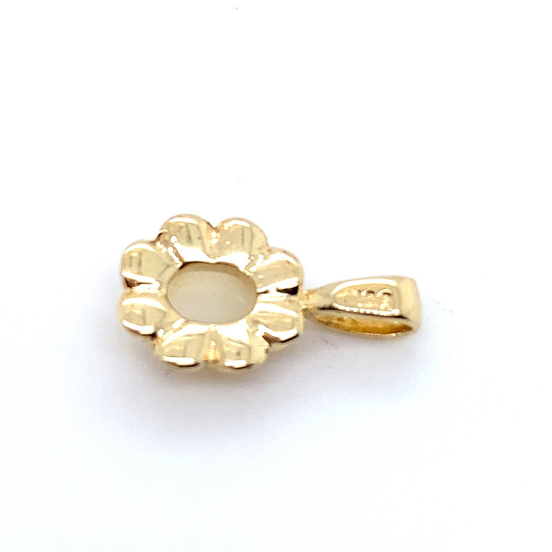 9CT YELLOW GOLD LIGHT OPAL SET IN FLOWER PATTERN PENDANT