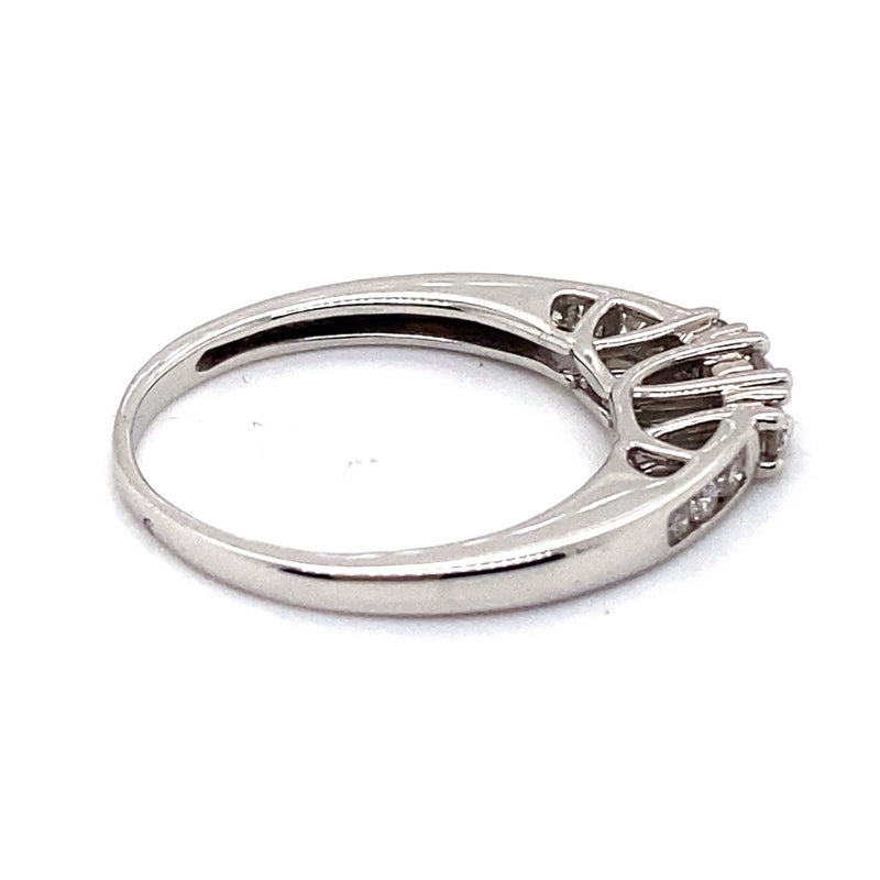 9CT WHITE GOLD TILOGY STYLE SETTING DIAMOND DRESS RING VALUED @ $950