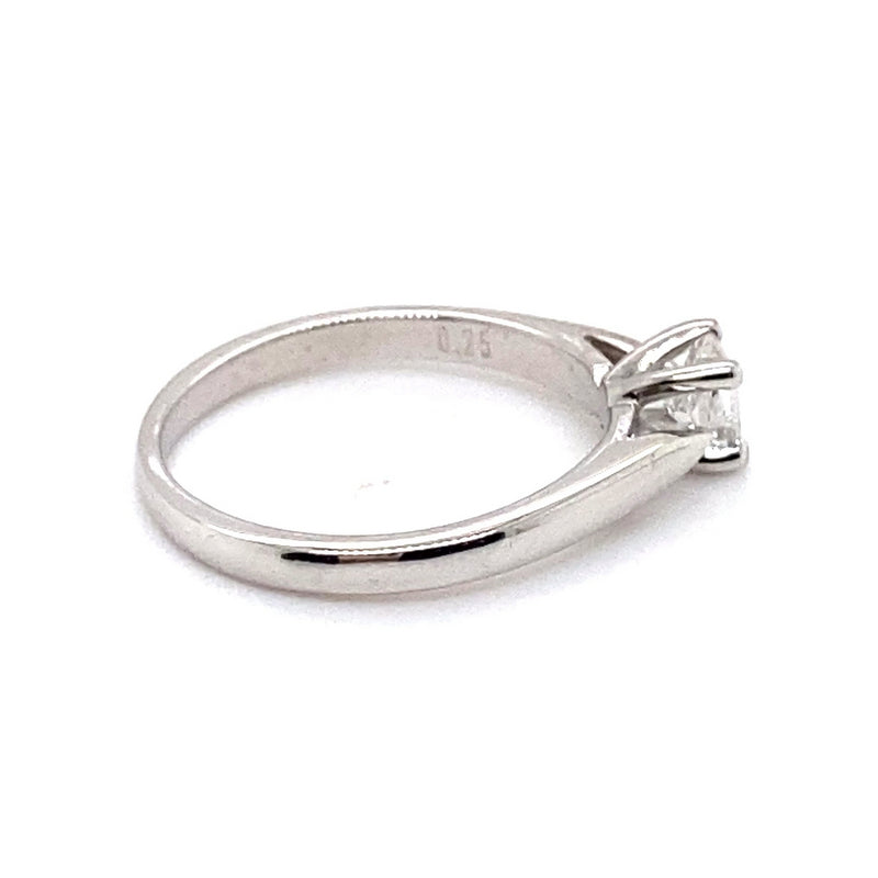 14CT WHITE GOLD POINTED SHOULDER DIAMOND DRESS RING VALUED @ $1999