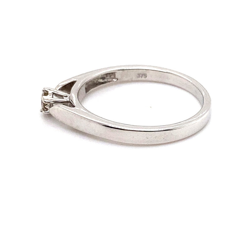 9CT WHITE GOLD POINTED SHOULDER DIAMOND DRESS RING VALUED @ $1100