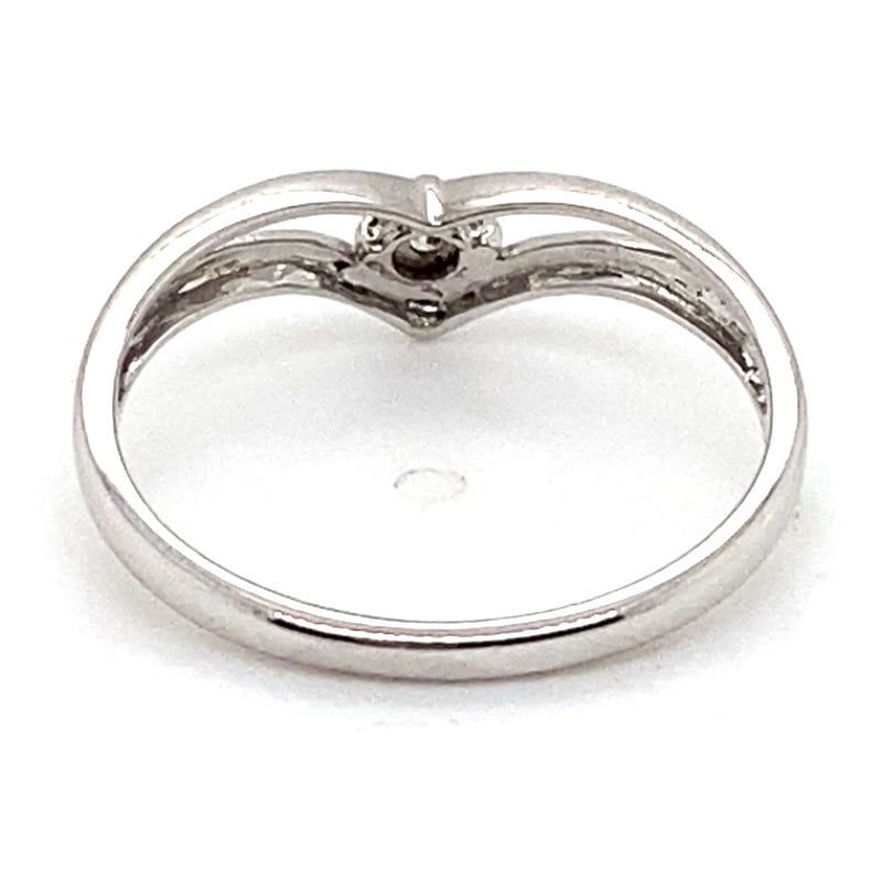 9CT WHITE GOLD ILLUSION SET DIAMOND IN THE V SHAPE RING