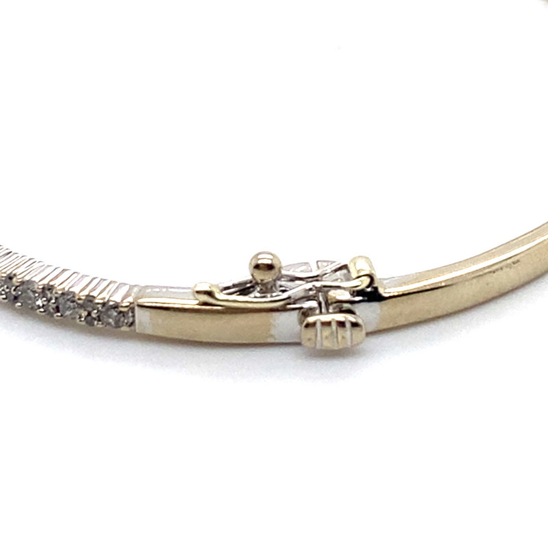 10CT WHITE GOLD DIAMOND OVAL HINGED BANGLE VALUED @ $3799