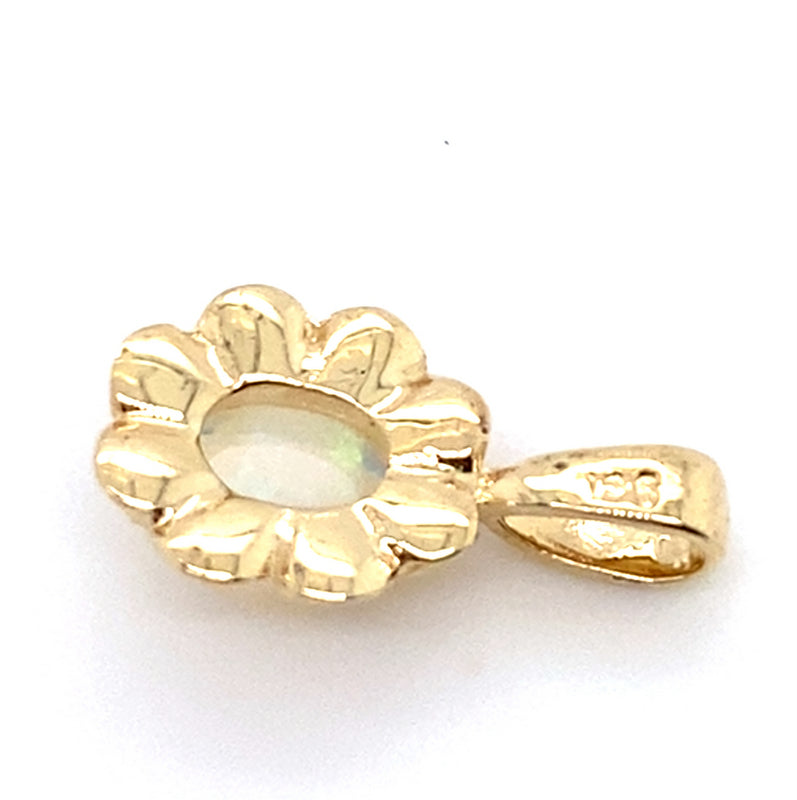 9CT YELLOW GOLD LIGHT OPAL SET IN FLOWER PATTERN PENDANT