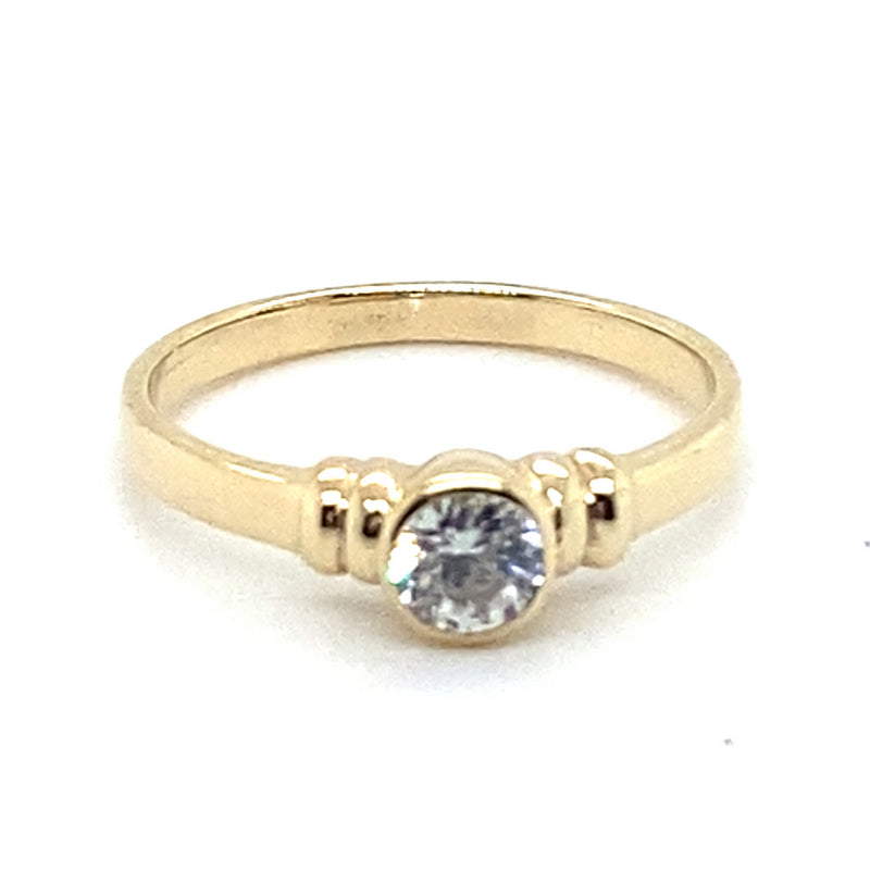 9CT YELLOW GOLD CUBIC ZIRCONIA BEZEL SET WITH CUFF SHOULDERS DRESS RING