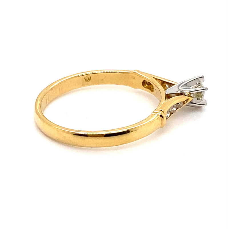 18CT YELLOW & WHITE GOLD POINTED SHOULDER DIAMOND DRESS RING VALUE @ $2099