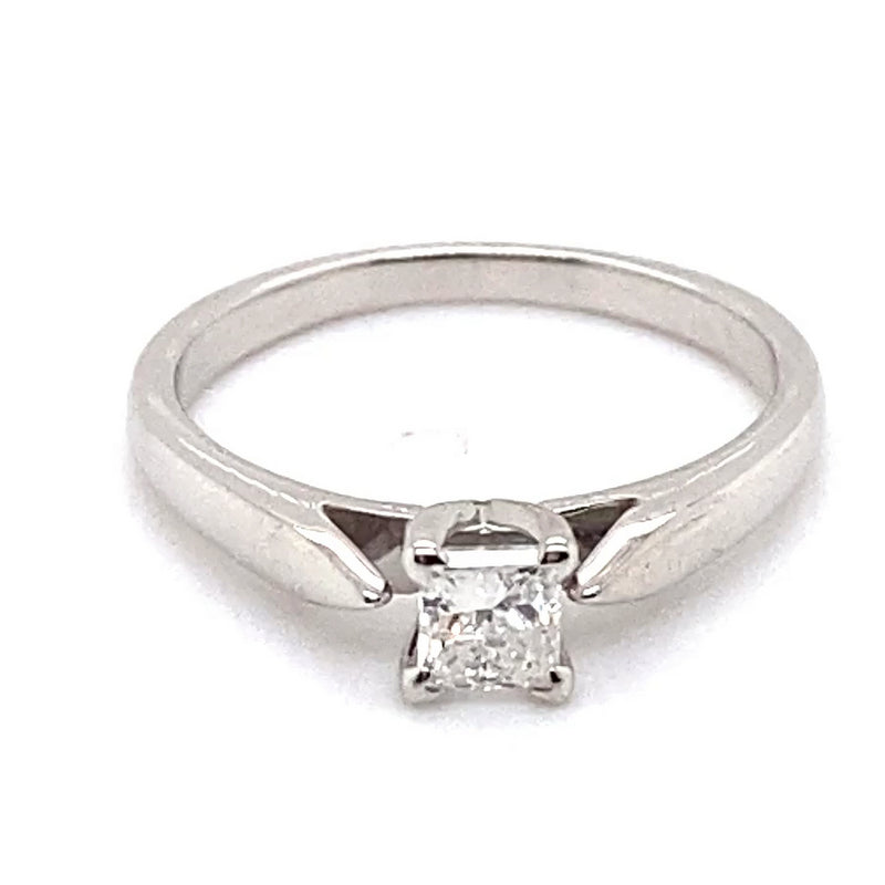 14CT WHITE GOLD POINTED SHOULDER DIAMOND DRESS RING VALUED @ $1999