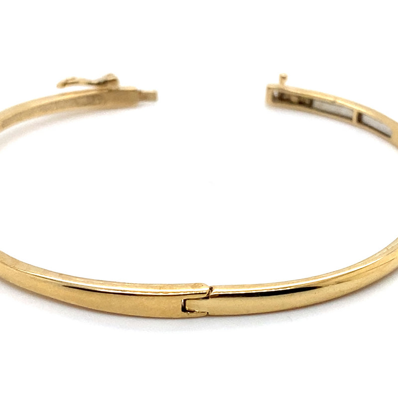 9CT YELLOW GOLD HINGED OVAL CROSS OVER PATTERNED BANGLE VALUED @ $3498