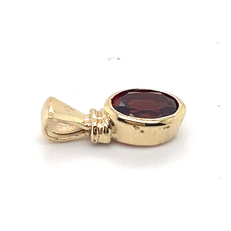 9CT YELLOW GOLD GARNET BEZEL SET IN PENDANT