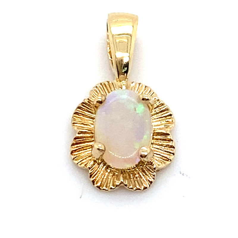 9CT YELLOW GOLD LIGHT OPAL SET IN FLOWER PATTERN PENDANT