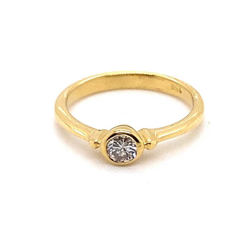 18CT YELLOW GOLD BEZEL SET DIAMOND DRESS RING VALUED @ $1899
