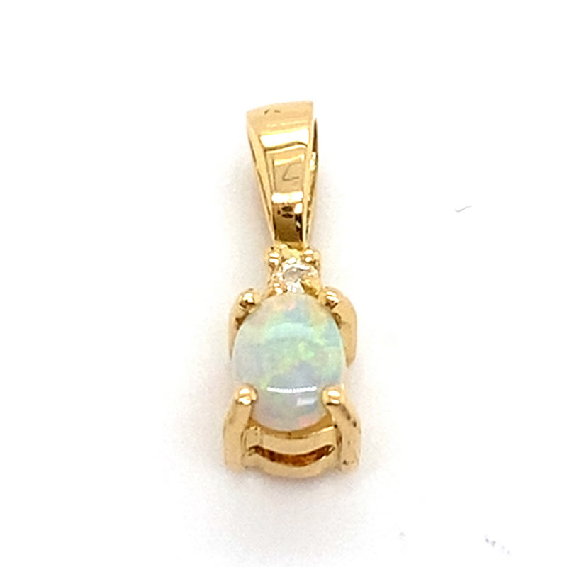 18CT YELLOW GOLD CABOCHON CUT OPAL & DIAMOND PENDANT