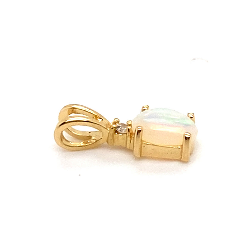 14CT YELLOW GOLD CABOCHON CUT OPAL & DIAMOND PENDANT